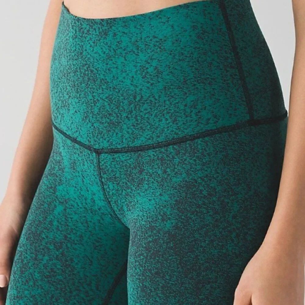 Lululemon Wunder Under Pant Luon Spray Jacquard Hunter Green Black in Size 4